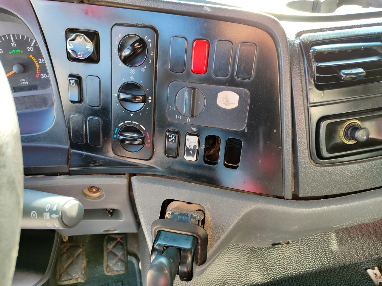 Caminhão betoneira MERCEDES-BENZ AXOR 3028: foto 10