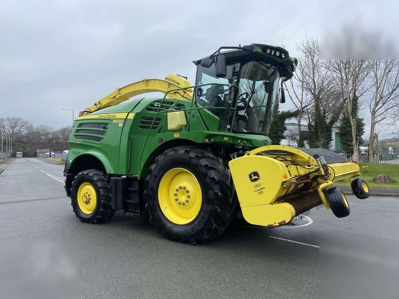 2020 JOHN DEERE 8600 - Picadora de forragem automotriz: foto 2 2020 JOHN DEERE 8600 - Picadora de forragem automotriz: foto 2