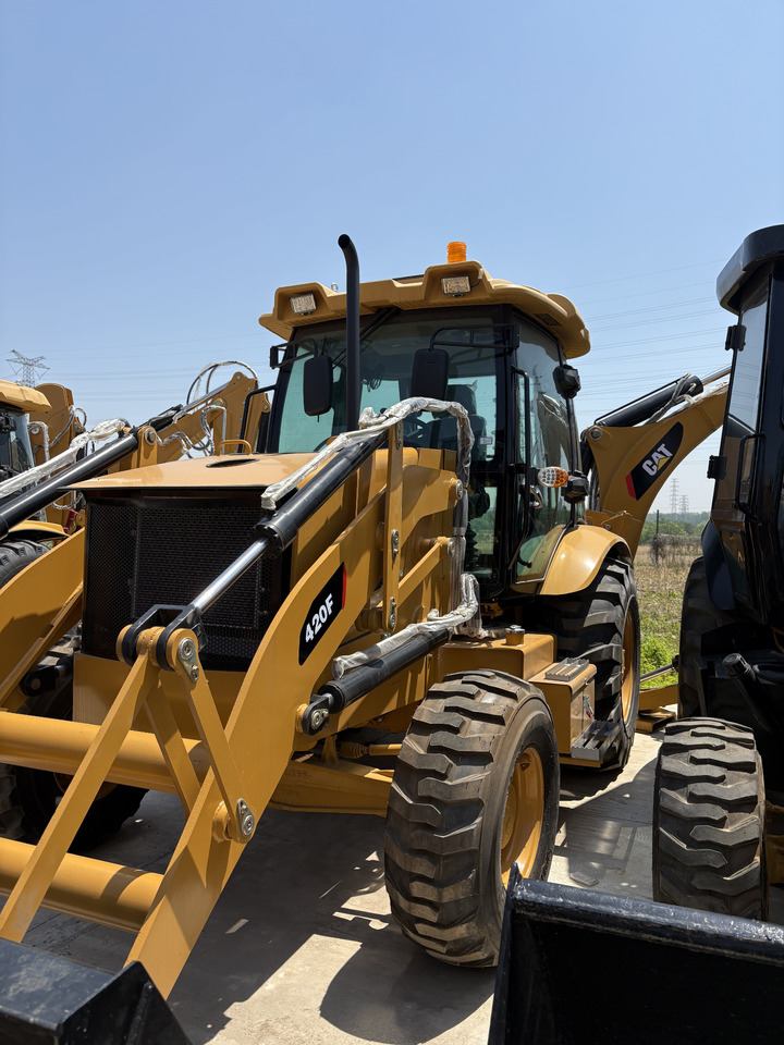CATERPILLAR 420F - Retroescavadeira: foto 1 CATERPILLAR 420F - Retroescavadeira: foto 1