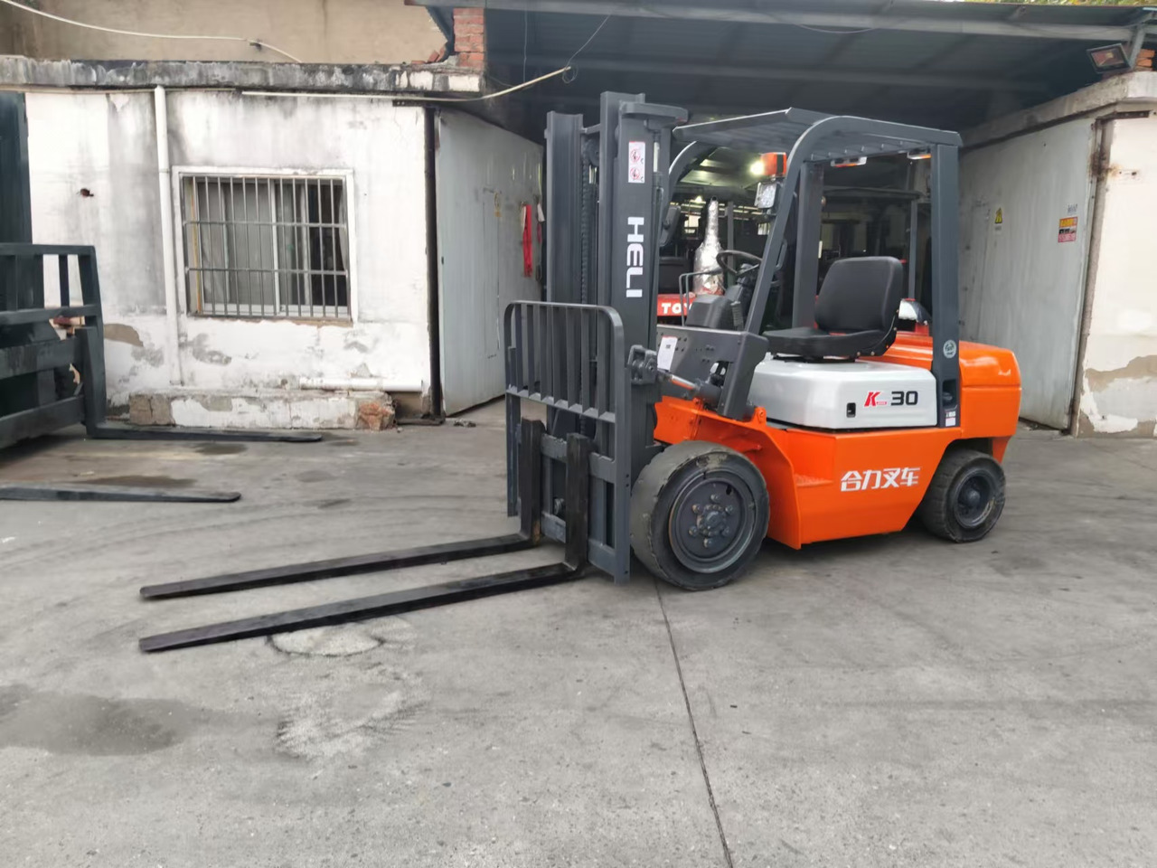 HELI k30 used 3 ton diesel forklift Customizable mast clamps low price - Empilhadeira a diesel: foto 2 HELI k30 used 3 ton diesel forklift Customizable mast clamps low price - Empilhadeira a diesel: foto 2