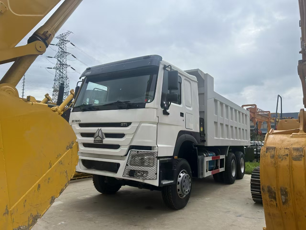 SINOTRUK howo 371 6x4 dump truck - Dumper: foto 4 SINOTRUK howo 371 6x4 dump truck - Dumper: foto 4