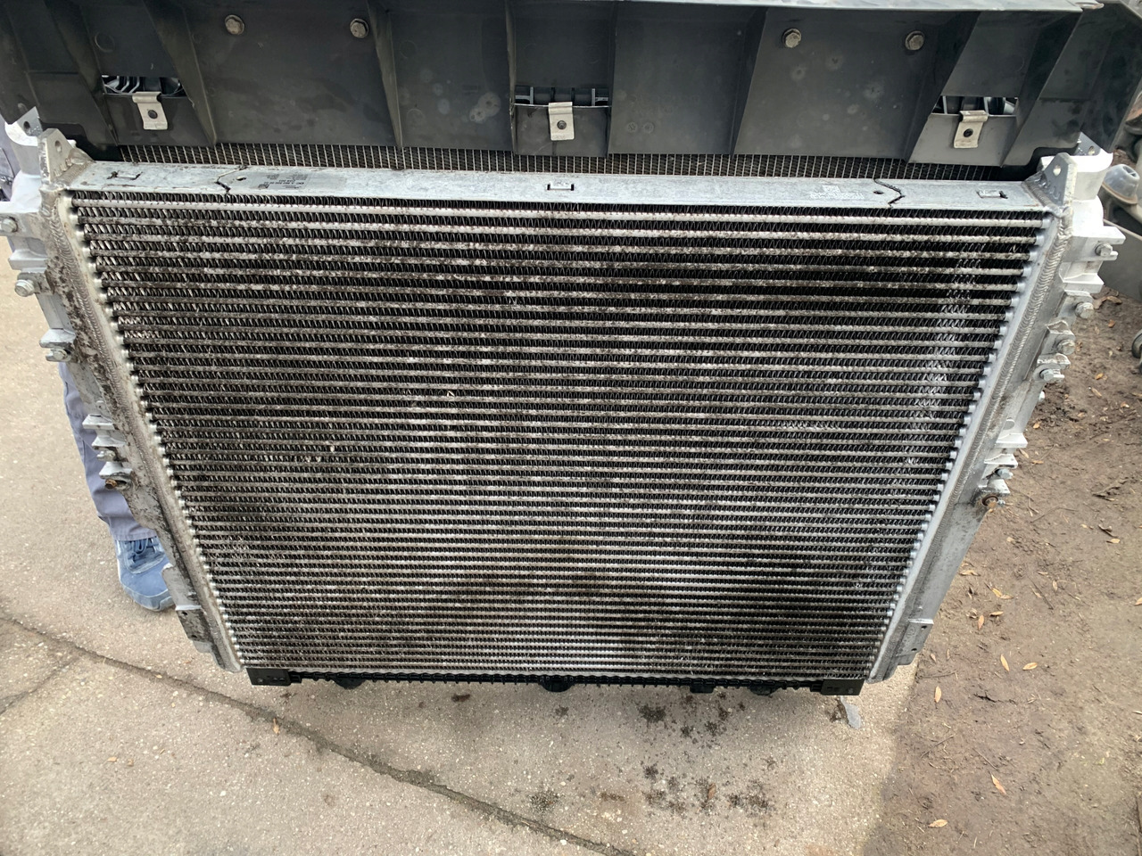 CHŁODNICA WODY POWIETRZA MERCEDES ACTROS MP4 MP 4 - Radiador de Caminhão: foto 2 CHŁODNICA WODY POWIETRZA MERCEDES ACTROS MP4 MP 4 - Radiador de Caminhão: foto 2