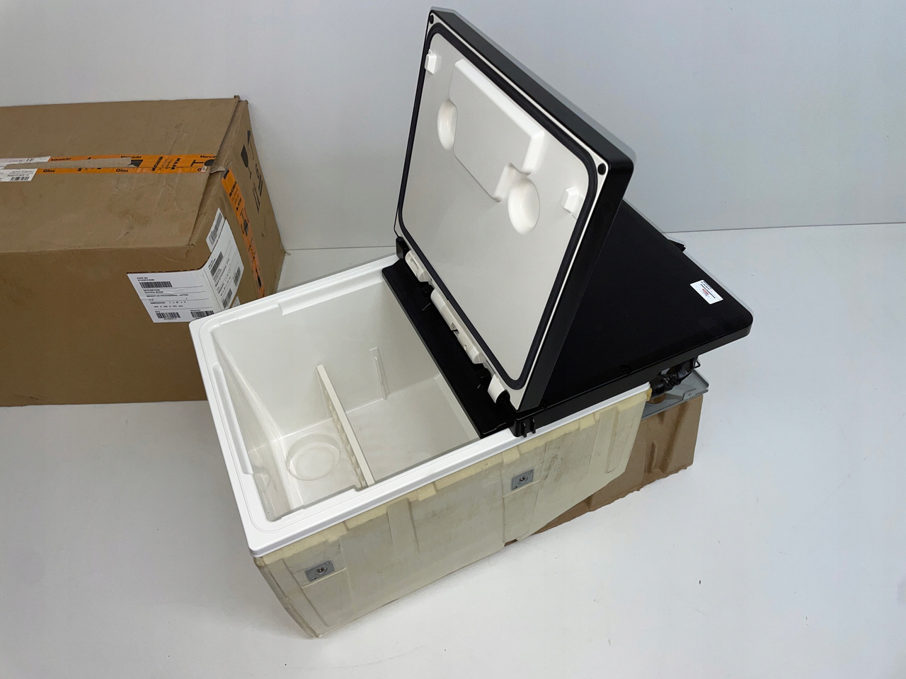 LODÓWKA CHŁODZIARKA MAN TGS TGL TGM 3 TGS3 EURO 6 81639106400 - Cabine e interior de Caminhão: foto 3 LODÓWKA CHŁODZIARKA MAN TGS TGL TGM 3 TGS3 EURO 6 81639106400 - Cabine e interior de Caminhão: foto 3