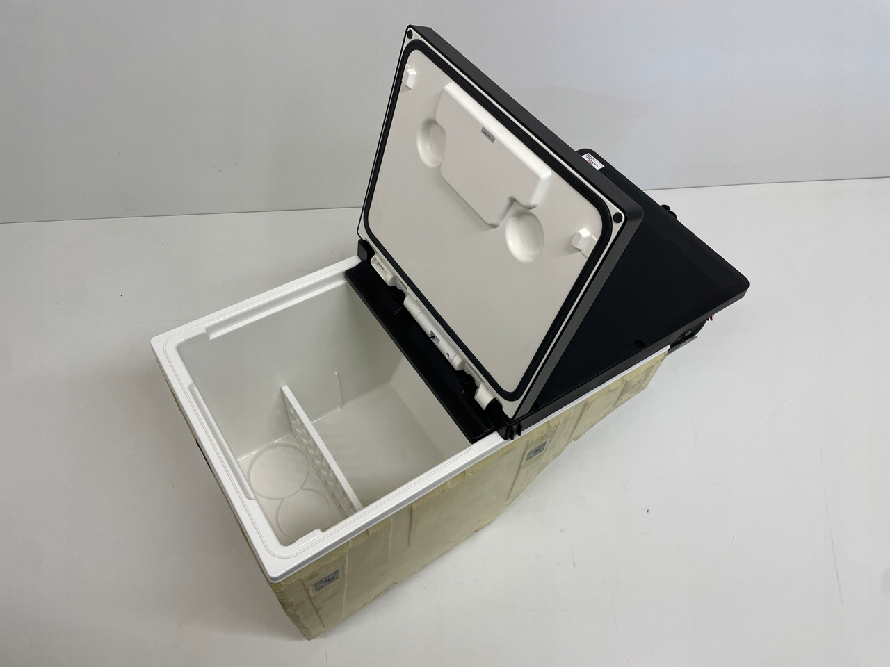 LODÓWKA CHŁODZIARKA MAN TGX3 TGX 3 TGX-3 81639106445 - Cabine e interior de Caminhão: foto 2 LODÓWKA CHŁODZIARKA MAN TGX3 TGX 3 TGX-3 81639106445 - Cabine e interior de Caminhão: foto 2