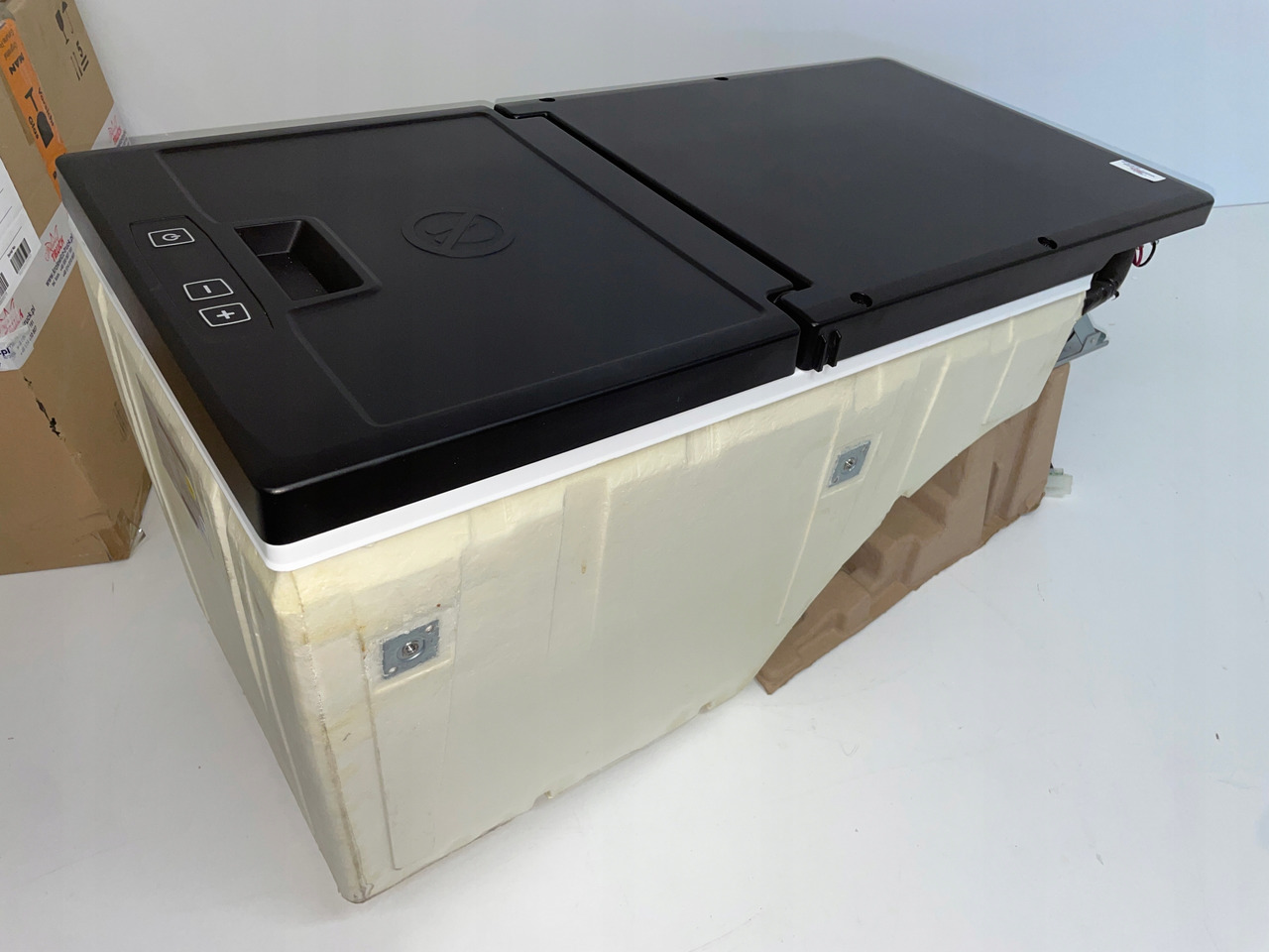 LODÓWKA CHŁODZIARKA MAN TGX3 TGX 3 TGX-3 81639106445 - Cabine e interior de Caminhão: foto 1 LODÓWKA CHŁODZIARKA MAN TGX3 TGX 3 TGX-3 81639106445 - Cabine e interior de Caminhão: foto 1