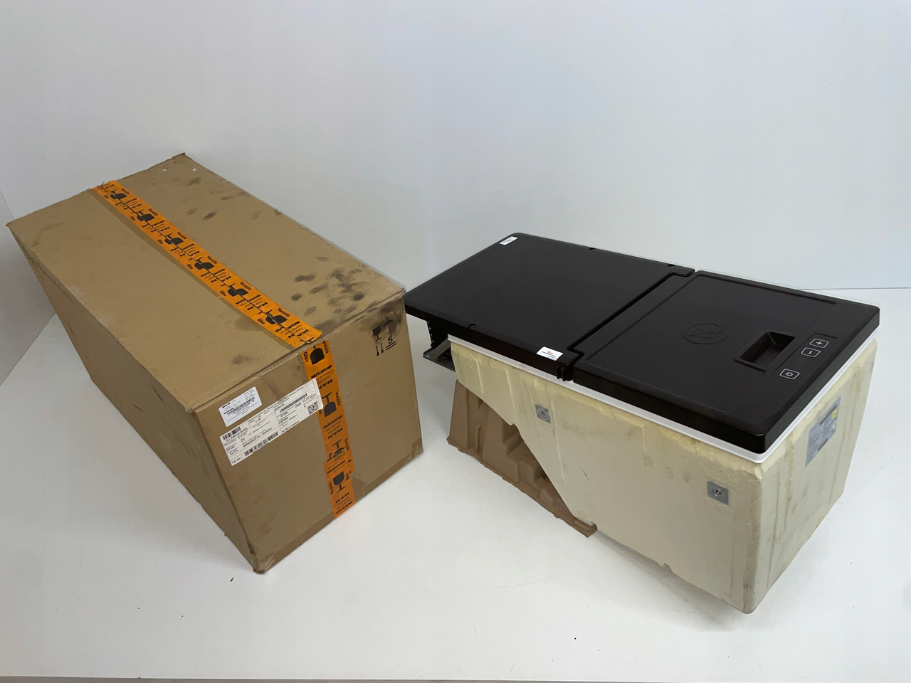 LODÓWKA CHŁODZIARKA MAN TGX3 TGX 3 TGX-3 81639106445 - Cabine e interior de Caminhão: foto 4 LODÓWKA CHŁODZIARKA MAN TGX3 TGX 3 TGX-3 81639106445 - Cabine e interior de Caminhão: foto 4