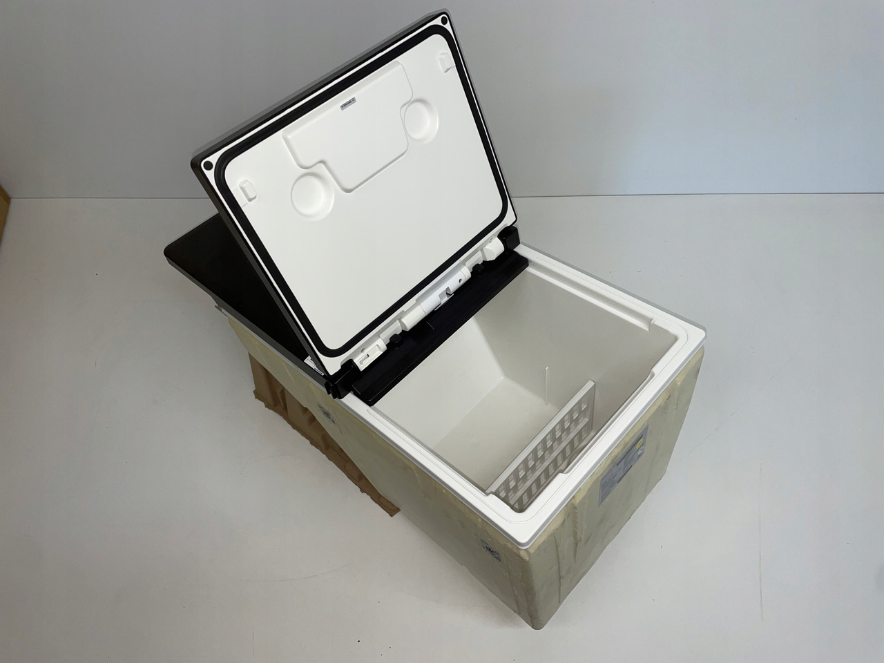 LODÓWKA CHŁODZIARKA MAN TGX3 TGX 3 TGX-3 81639106445 - Cabine e interior de Caminhão: foto 2 LODÓWKA CHŁODZIARKA MAN TGX3 TGX 3 TGX-3 81639106445 - Cabine e interior de Caminhão: foto 2