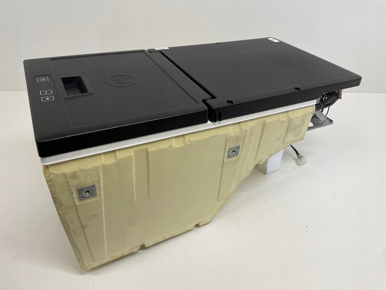 LODÓWKA CHŁODZIARKA MAN TGX3 TGX 3 TGX-3 81639106445 - Cabine e interior de Caminhão: foto 1 LODÓWKA CHŁODZIARKA MAN TGX3 TGX 3 TGX-3 81639106445 - Cabine e interior de Caminhão: foto 1