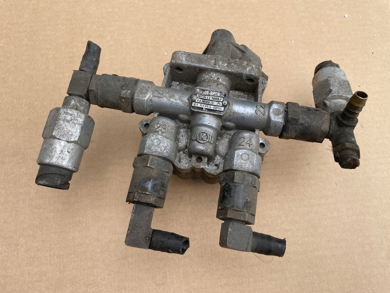 ZAWÓR CZTERODROŻNY MAN TGX TGS TGA 81521516096 - Válvula de freio de Caminhão: foto 2 ZAWÓR CZTERODROŻNY MAN TGX TGS TGA 81521516096 - Válvula de freio de Caminhão: foto 2