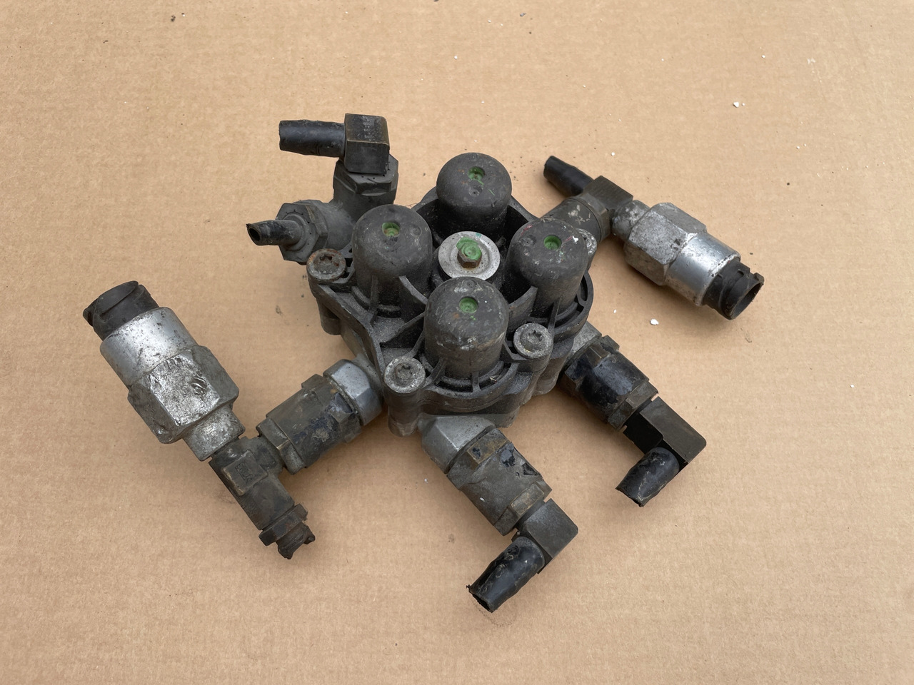 ZAWÓR CZTERODROŻNY MAN TGX TGS TGA 81521516096 - Válvula de freio de Caminhão: foto 4 ZAWÓR CZTERODROŻNY MAN TGX TGS TGA 81521516096 - Válvula de freio de Caminhão: foto 4