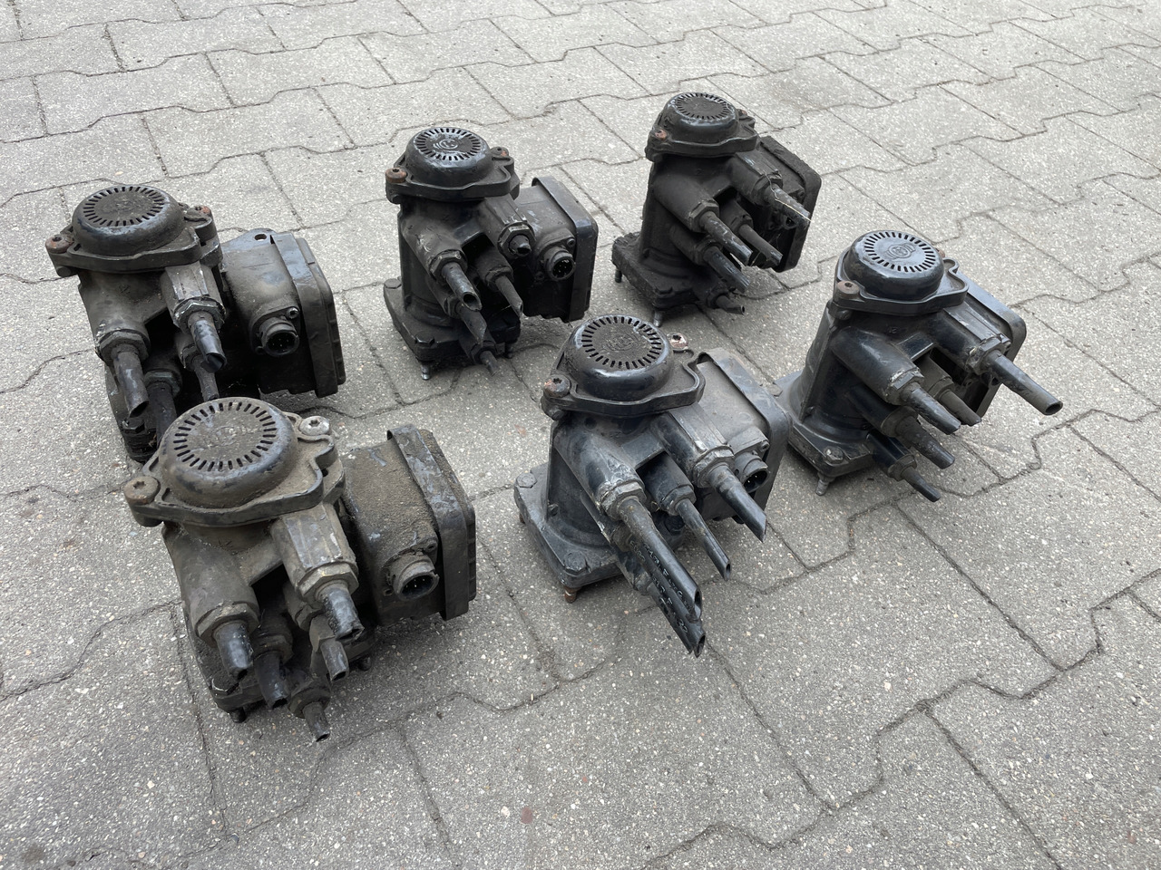 ZAWÓR EUROPA MODULATOR EBS MAN TGA TGS TGX 81523016213 - Válvula de freio de Caminhão: foto 4 ZAWÓR EUROPA MODULATOR EBS MAN TGA TGS TGX 81523016213 - Válvula de freio de Caminhão: foto 4