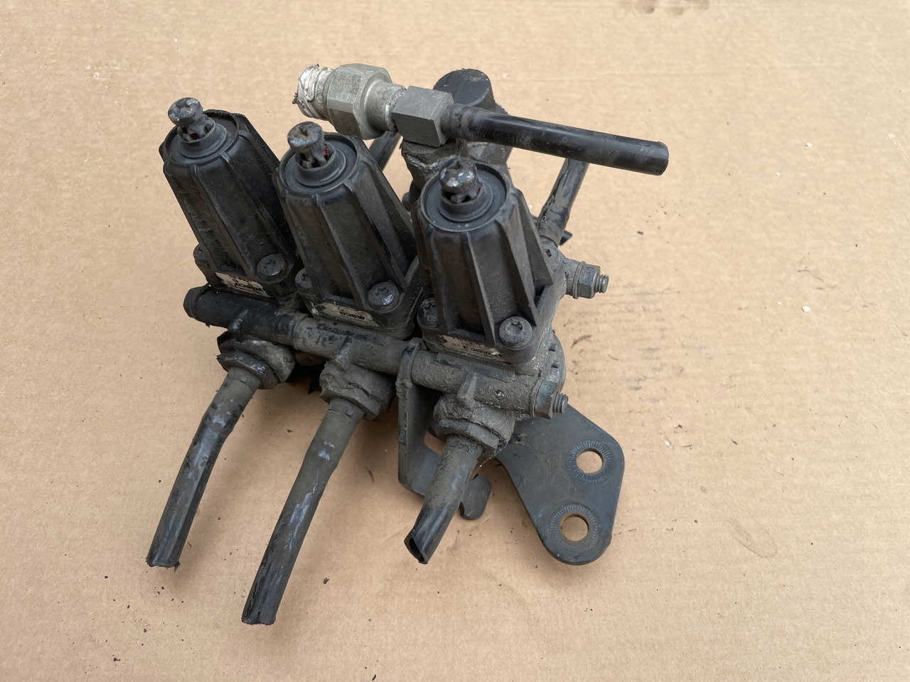 ZAWÓR REDUKCUJNY REDUKTOR CIŚNIENIA MAN TGA TGX TGS 4750103000 - Suspensão a ar de Caminhão: foto 1 ZAWÓR REDUKCUJNY REDUKTOR CIŚNIENIA MAN TGA TGX TGS 4750103000 - Suspensão a ar de Caminhão: foto 1