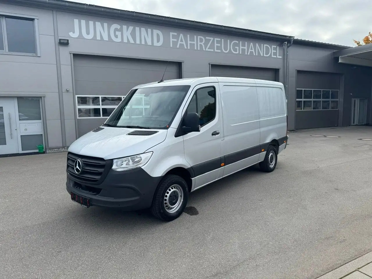 Mercedes-Benz Sprinter 317 CDI Flach Lang Silber Klima MBUX - Furgão: foto 1 Mercedes-Benz Sprinter 317 CDI Flach Lang Silber Klima MBUX - Furgão: foto 1