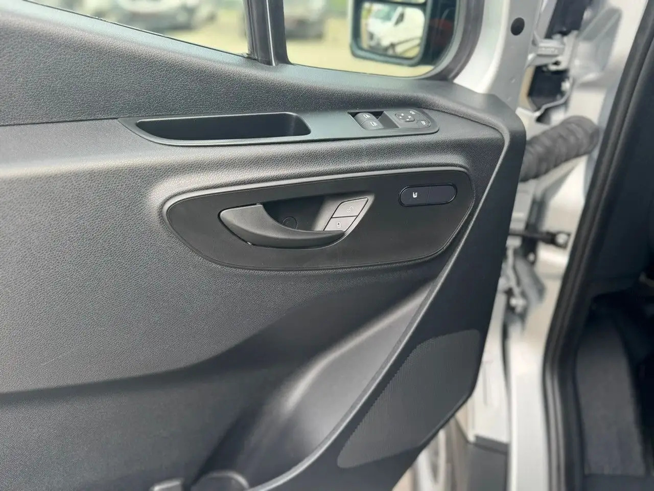 Mercedes-Benz Sprinter 317 CDI Flach Lang Silber Klima MBUX - Furgão: foto 5 Mercedes-Benz Sprinter 317 CDI Flach Lang Silber Klima MBUX - Furgão: foto 5