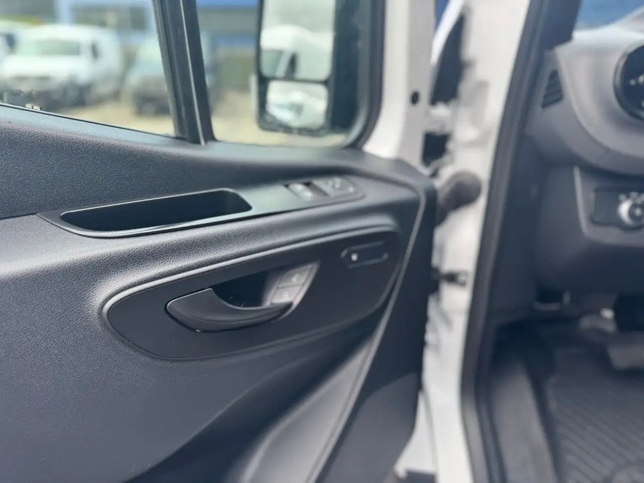 Mercedes-Benz Sprinter 317 CDI Maxi Lang LED MBUX Klima - Furgão: foto 3 Mercedes-Benz Sprinter 317 CDI Maxi Lang LED MBUX Klima - Furgão: foto 3