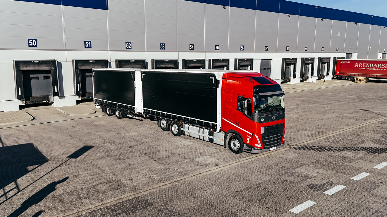 Volvo FH - Caminhão com lona: foto 2 Volvo FH - Caminhão com lona: foto 2