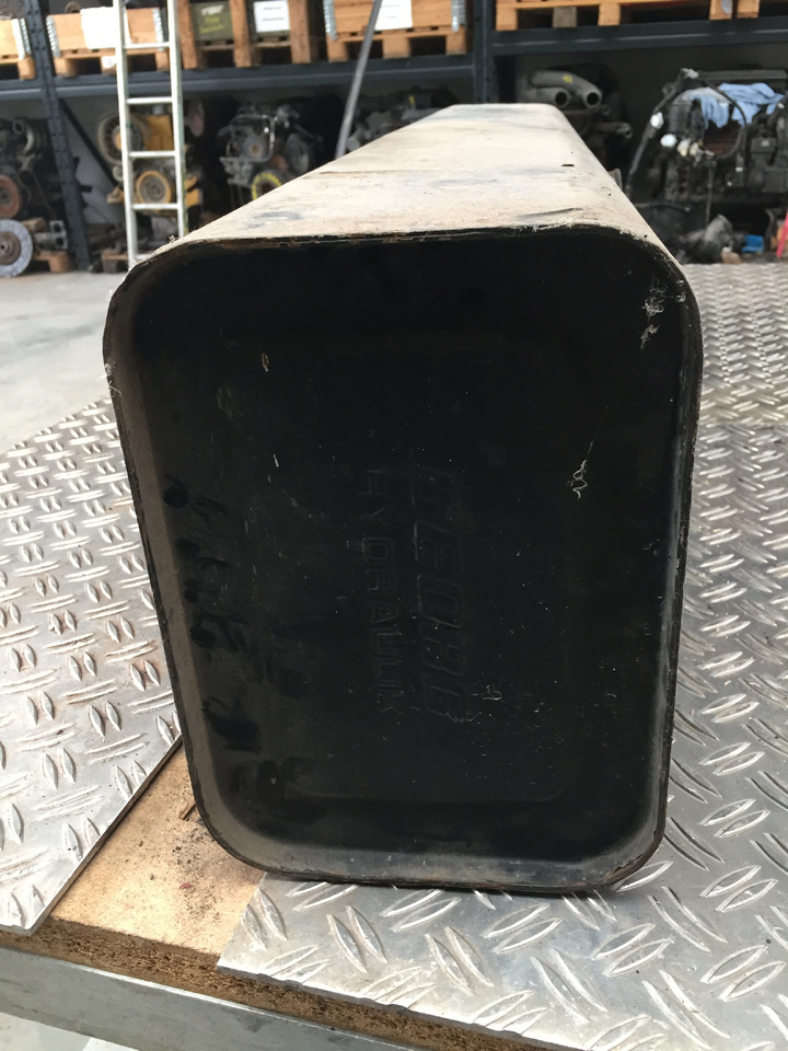 Gebrauchter Hydraulik - Tank Georg, Maße B x H x T - 118 x 28 x 20, Artikel - Nr. : 81.99999 - 9999 - Tanque hidráulico de Caminhão: foto 5 Gebrauchter Hydraulik - Tank Georg, Maße B x H x T - 118 x 28 x 20, Artikel - Nr. : 81.99999 - 9999 - Tanque hidráulico de Caminhão: foto 5