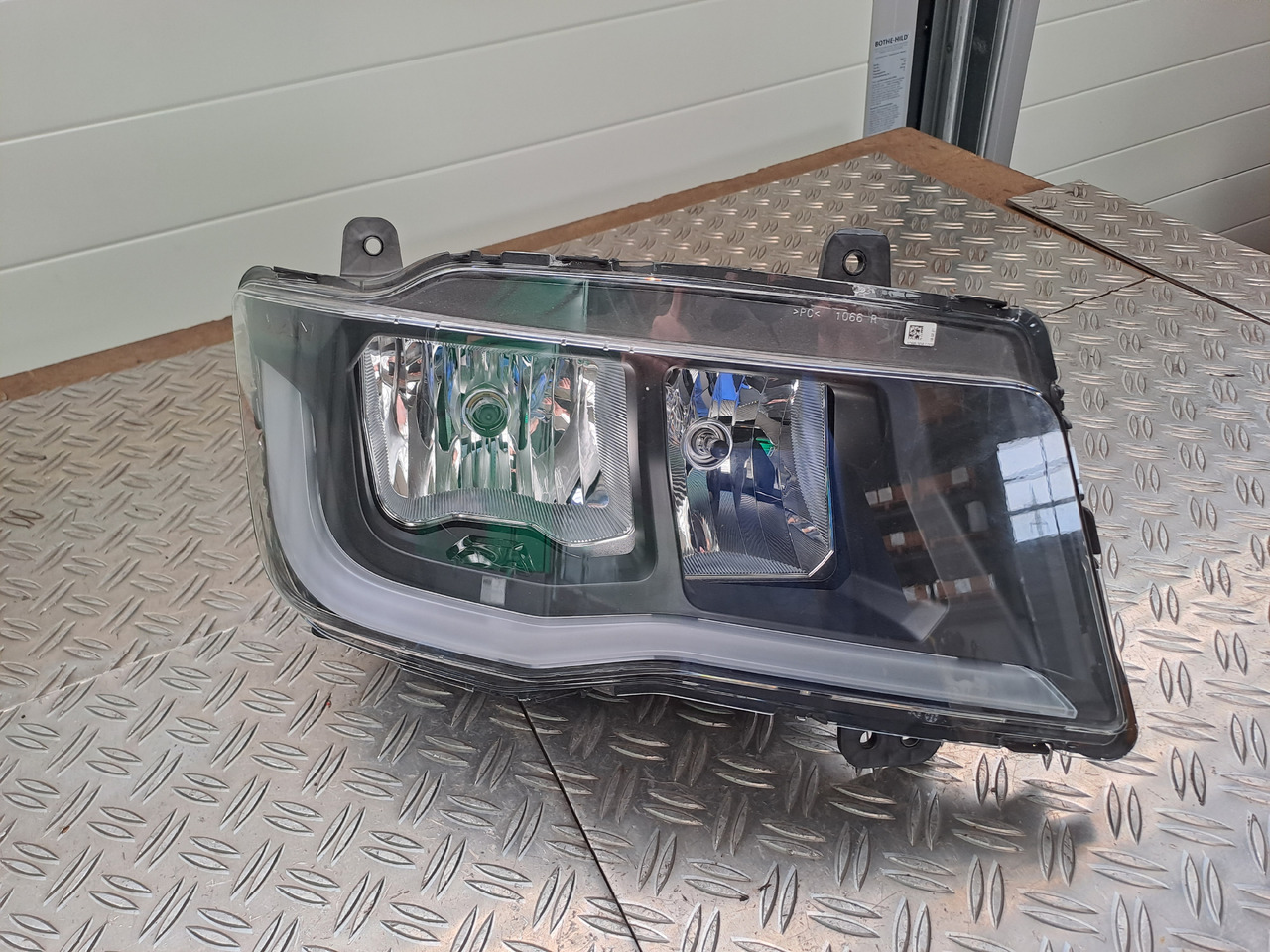 ---Neuwertiger Scheinwerfer und Träger MAN TG3 / TGS / TGX, Artikel - Nr. : 81.25101 - 6738 - Farol dianteira de Caminhão: foto 1 ---Neuwertiger Scheinwerfer und Träger MAN TG3 / TGS / TGX, Artikel - Nr. : 81.25101 - 6738 - Farol dianteira de Caminhão: foto 1