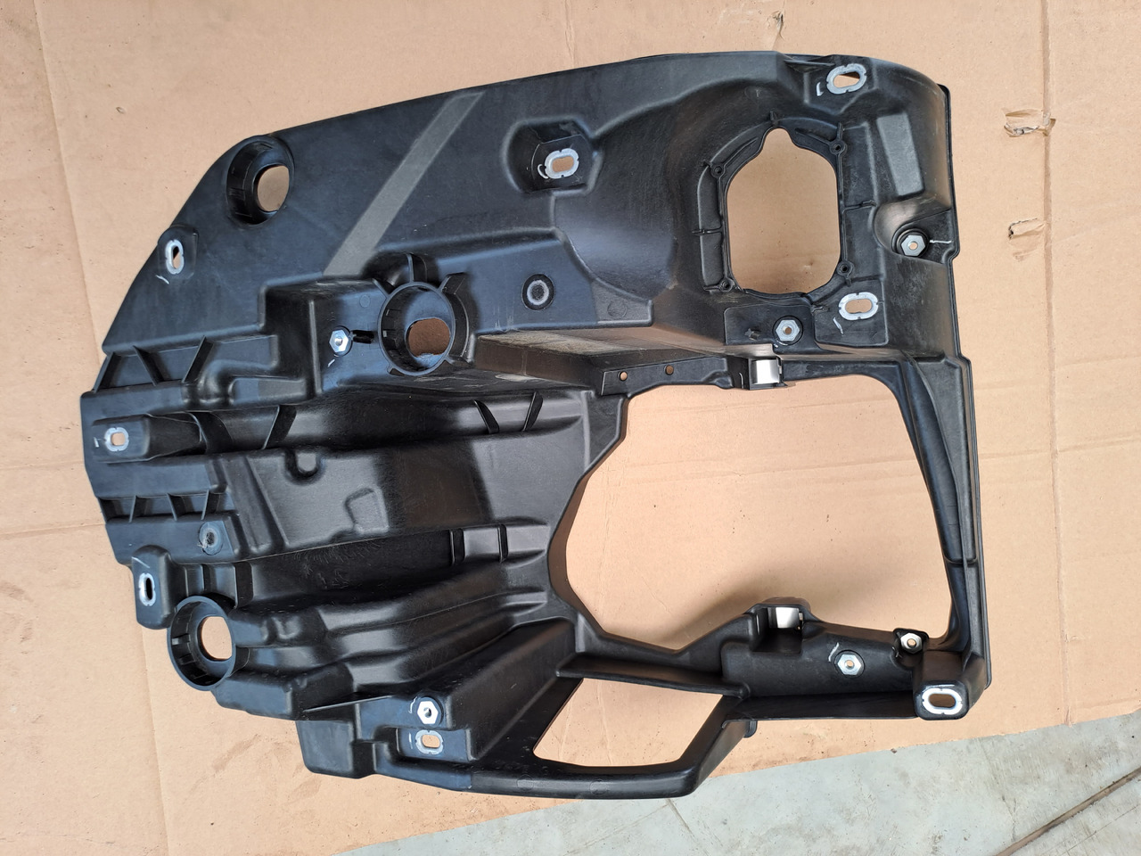 Neuwertiger Träger für Scheinwerfer MAN TG3 rechts, Artikel - Nr. : 81.41610 - 5838 / 5837 - Farol dianteira de Caminhão: foto 4 Neuwertiger Träger für Scheinwerfer MAN TG3 rechts, Artikel - Nr. : 81.41610 - 5838 / 5837 - Farol dianteira de Caminhão: foto 4