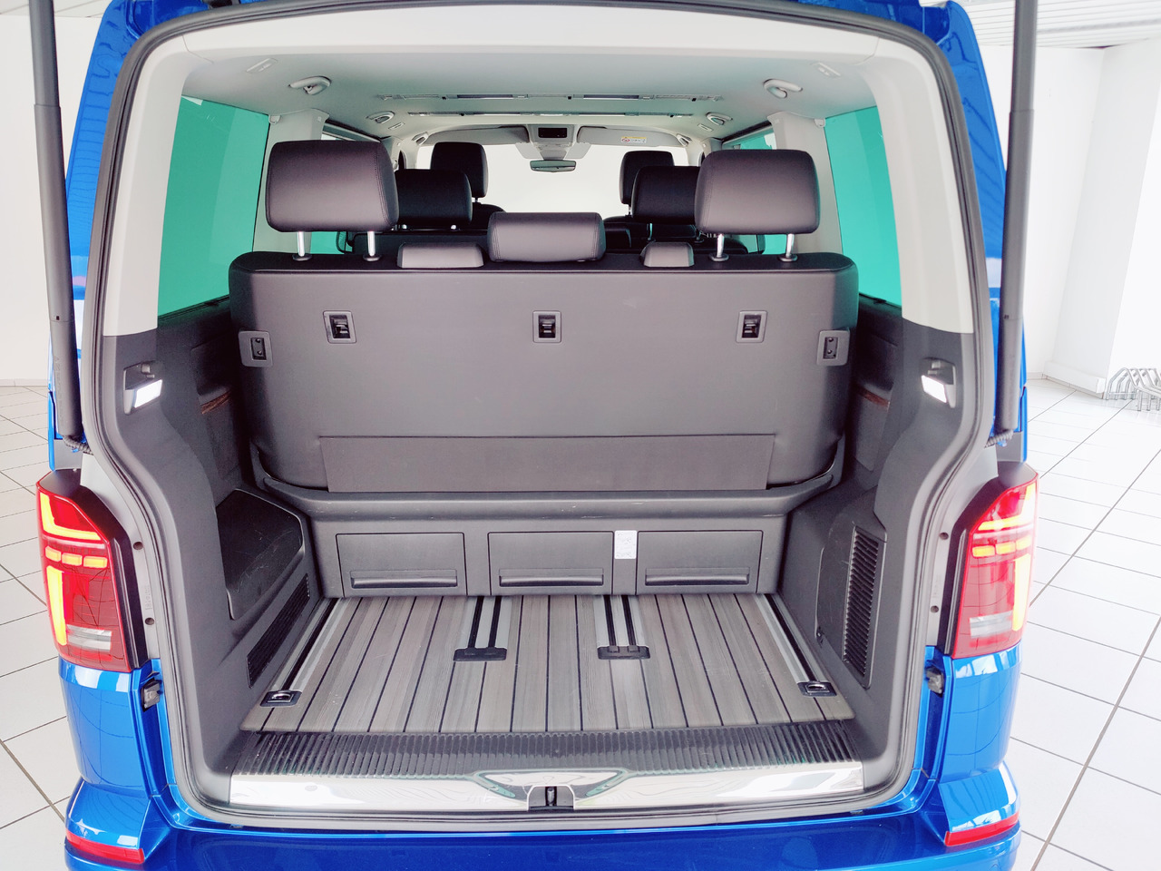 Locação de Volkswagen T6.1 Multivan Cruise*DAB+*Rükam*Standheizung*AHK  Cruise FWD Volkswagen T6.1 Multivan Cruise*DAB+*Rükam*Standheizung*AHK  Cruise FWD: foto 17