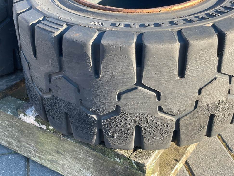 Linde -Trelleborg 200/50-10-Tire/Reifen/Band - Jantes e pneus de Máquina de construção: foto 3 Linde -Trelleborg 200/50-10-Tire/Reifen/Band - Jantes e pneus de Máquina de construção: foto 3