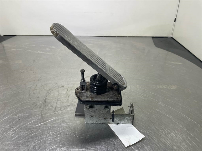 O & K L25.5 - Gas pedal/Fusspedal/Gaspedaal - Cabine e interior de Máquina de construção: foto 1 O & K L25.5 - Gas pedal/Fusspedal/Gaspedaal - Cabine e interior de Máquina de construção: foto 1