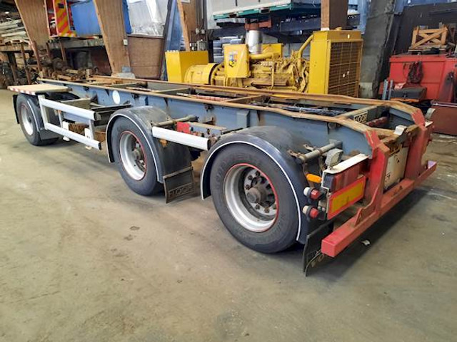 Floor FLA-3-101 - Semireboque transportador de contêineres/ Caixa móvel: foto 3 Floor FLA-3-101 - Semireboque transportador de contêineres/ Caixa móvel: foto 3