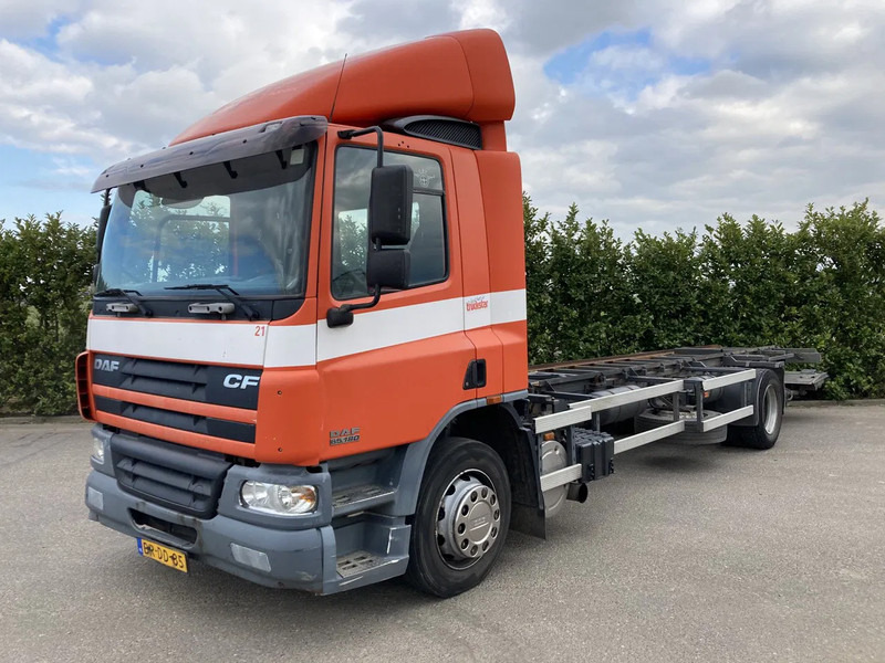 DAF CF65.180 Euro3 Manual / Laadklep - Caminhão chassi: foto 2 DAF CF65.180 Euro3 Manual / Laadklep - Caminhão chassi: foto 2