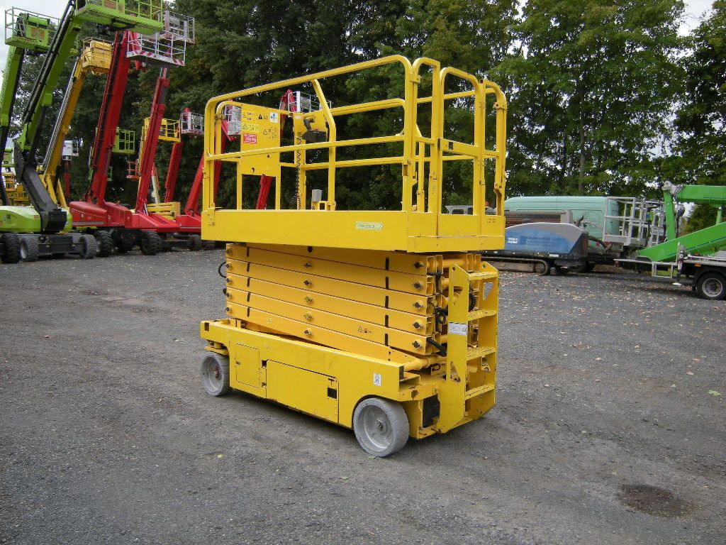 Caminhão com plataforma aérea Genie GS 4047 Scherenarbeitsbühne Genie 14 m: foto 22