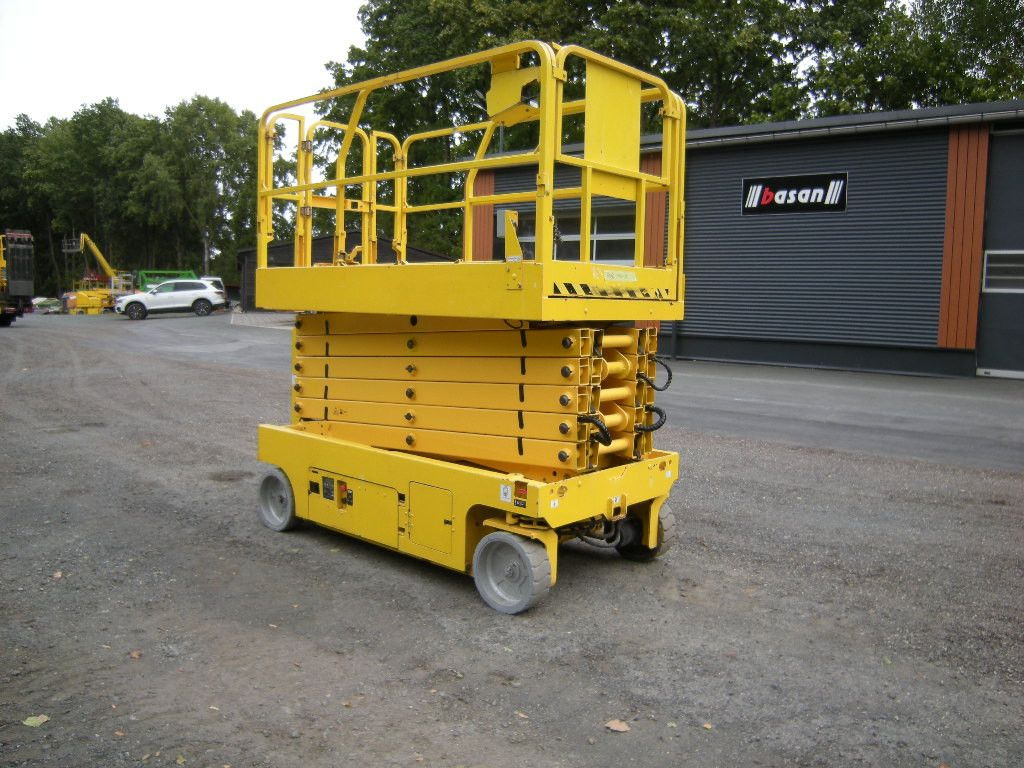 Caminhão com plataforma aérea Genie GS 4047 Scherenarbeitsbühne Genie 14 m: foto 26