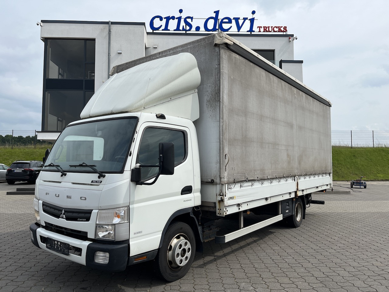 FUSO Canter 7C18 4x2 Ladebordwand Getriebeschaden - Furgão de toldo: foto 1 FUSO Canter 7C18 4x2 Ladebordwand Getriebeschaden - Furgão de toldo: foto 1