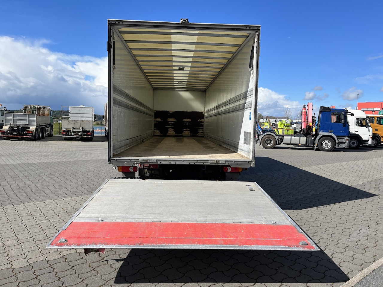 Iveco 120E25 Eurocargo 4x2 Koffer | Ladebordwand - Caminhão furgão: foto 2 Iveco 120E25 Eurocargo 4x2 Koffer | Ladebordwand - Caminhão furgão: foto 2