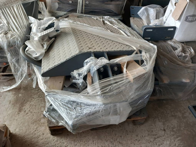 Komatsu PW158-11 MUDGUARDS - Equipamento de Máquina de construção: foto 2 Komatsu PW158-11 MUDGUARDS - Equipamento de Máquina de construção: foto 2