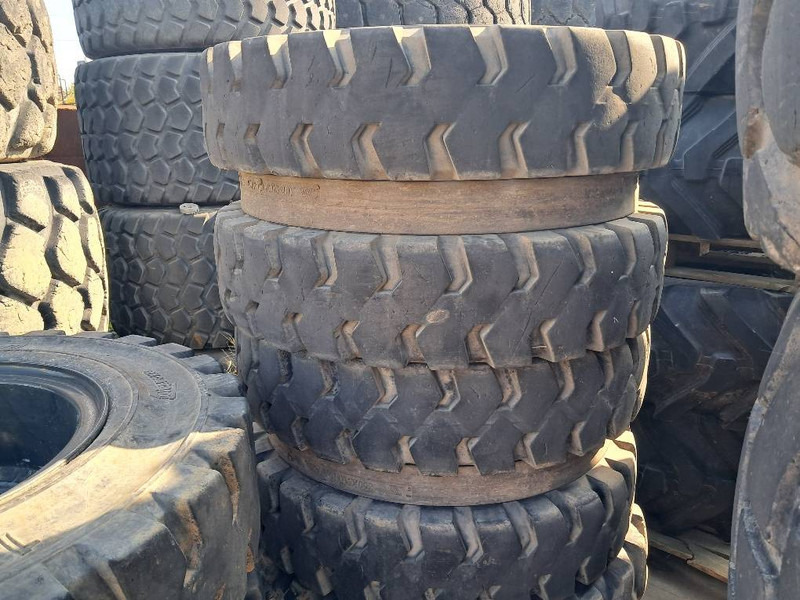 Trelleborg Excavator 10.00-20 SOLID (8 tyres) - Jantes e pneus de Máquina de construção: foto 2 Trelleborg Excavator 10.00-20 SOLID (8 tyres) - Jantes e pneus de Máquina de construção: foto 2