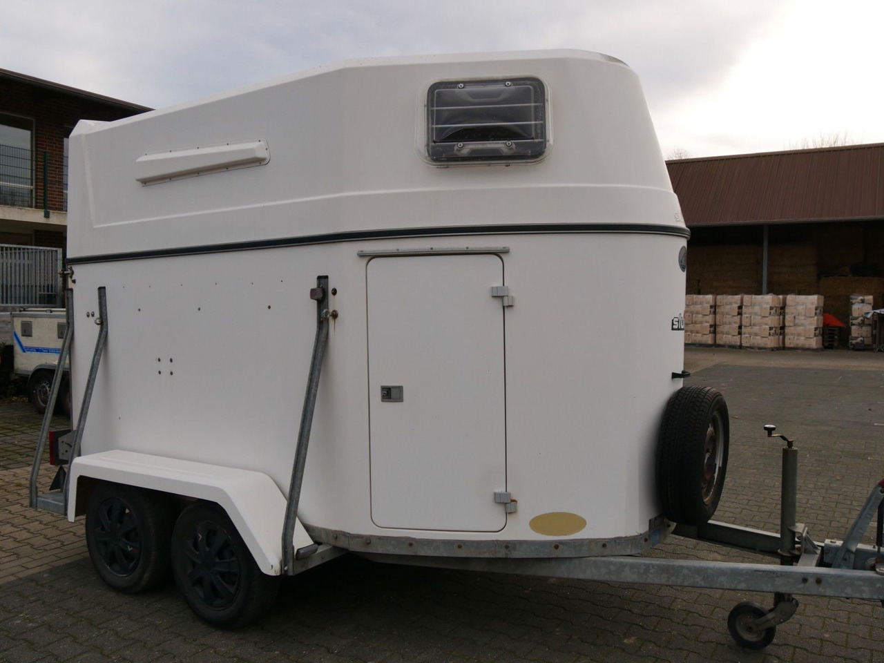 Sluis Vollpoly 2 Pferde mit Sattelkammer - Reboque transporte de gado: foto 1 Sluis Vollpoly 2 Pferde mit Sattelkammer - Reboque transporte de gado: foto 1