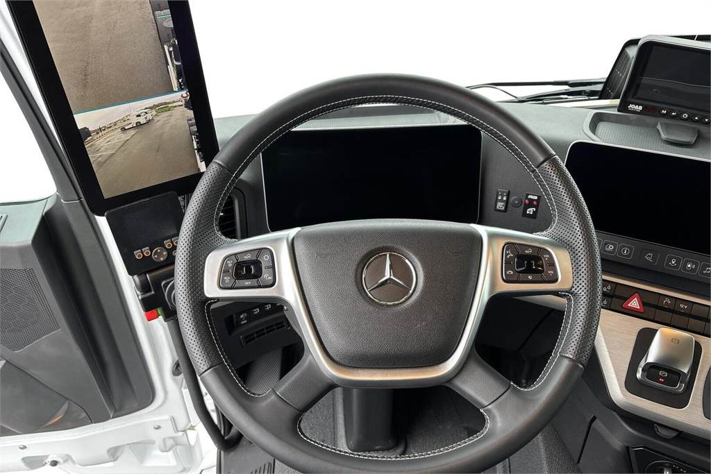 Fotografia de interior 3: Caminhão grua Mercedes-Benz AROCS 3253L Nosturi+koukkulaite UUSIAUTO