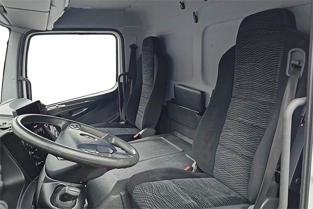 Fotografia de interior 1: Caminhão furgão Mercedes-Benz ATEGO 1224L