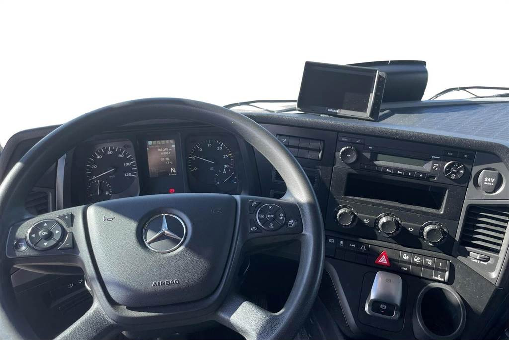 Fotografia de interior 1: Caminhão isotérmico Mercedes-Benz Actros 1827 4x2 8,7m umpikori+PL nostin