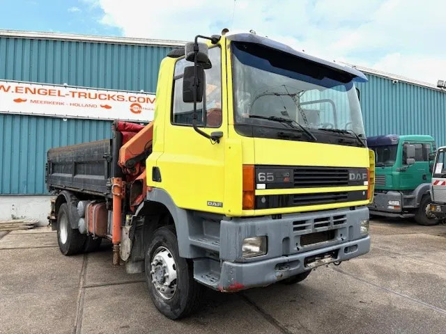 DAF 65 -180ATI 4x4 FULL STEEL 3-WAY KIPPER AND PALFINGER CRANE (EURO 2 / MANUAL GEARBOX / FULL STEEL SUSPENSION / ETC.) - Caminhão basculante, Caminhão grua: foto 2 DAF 65 -180ATI 4x4 FULL STEEL 3-WAY KIPPER AND PALFINGER CRANE (EURO 2 / MANUAL GEARBOX / FULL STEEL SUSPENSION / ETC.) - Caminhão basculante, Caminhão grua: foto 2