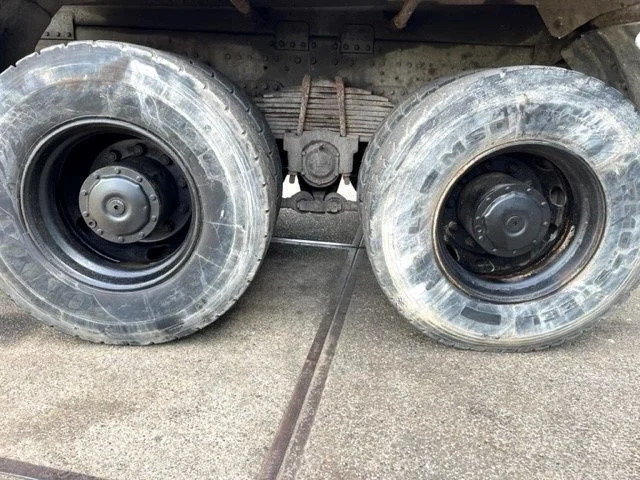Caminhão basculante MAN 41.464 F2000 8X4 FULL STEEL KIPPER (EURO 2 / ZF16 MANUAL GEARBOX / ZF-INTARDER / FULL STEEL SUSPENSION / REDUCTION AXLES): foto 11
