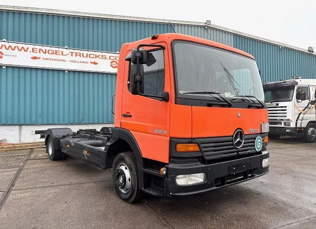 Mercedes-Benz Atego 823L DAY CAB (6-CILINDER) 4x2 CHASSIS (MANUAL GEARBOX / SPER DIFFERENTIAL / 6-CILINDER ENGINE) - Caminhão chassi: foto 2 Mercedes-Benz Atego 823L DAY CAB (6-CILINDER) 4x2 CHASSIS (MANUAL GEARBOX / SPER DIFFERENTIAL / 6-CILINDER ENGINE) - Caminhão chassi: foto 2