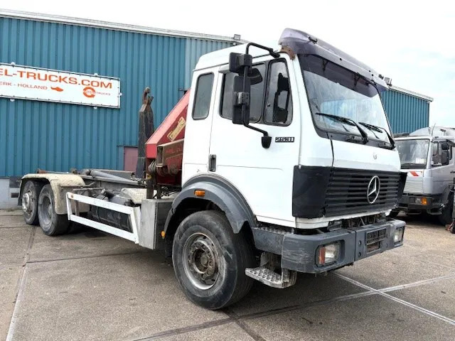 Mercedes-Benz SK 2527 6x2 HOOK-ARM SYSTEM WITH HMF CRANE (V6 ENGINE / ZF MANUAL GEARBOX / REDUCTION AXLE / STEEL SUSPENSION / P.T.O.) - Caminhão polibenne, Caminhão grua: foto 2 Mercedes-Benz SK 2527 6x2 HOOK-ARM SYSTEM WITH HMF CRANE (V6 ENGINE / ZF MANUAL GEARBOX / REDUCTION AXLE / STEEL SUSPENSION / P.T.O.) - Caminhão polibenne, Caminhão grua: foto 2
