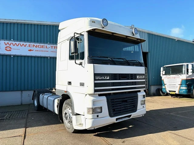 DAF 95.380 XF SPACECAB (EURO 2 / ZF16 MANUAL GEARBOX / D.E.B. ENGINE BRAKE / AIRCONDITIONING) - Tractor: foto 2 DAF 95.380 XF SPACECAB (EURO 2 / ZF16 MANUAL GEARBOX / D.E.B. ENGINE BRAKE / AIRCONDITIONING) - Tractor: foto 2