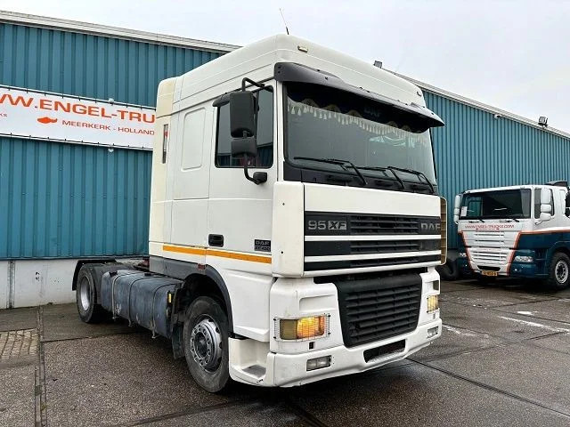DAF 95.430 XF SPACECAB (EURO 3 / ZF16 MANUAL GEARBOX / ZF-INTARDER / AIRCONDITIONING / 870 LITER DIESELTANK) - Tractor: foto 2 DAF 95.430 XF SPACECAB (EURO 3 / ZF16 MANUAL GEARBOX / ZF-INTARDER / AIRCONDITIONING / 870 LITER DIESELTANK) - Tractor: foto 2