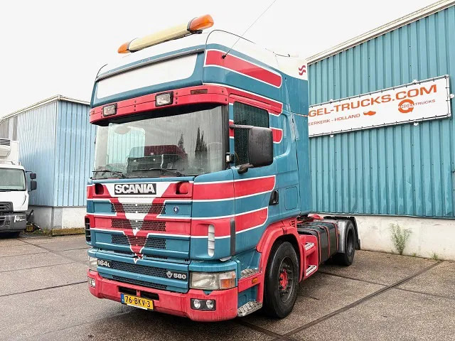 Scania R164-580 V8 TOPLINE COLLECTORS ITEM!! / APK 10-2026!! (12+2 MANUAL GEARBOX / RETARDER / AIRCONDITIONING / 2x TANK / ETC.) - Tractor: foto 1 Scania R164-580 V8 TOPLINE COLLECTORS ITEM!! / APK 10-2026!! (12+2 MANUAL GEARBOX / RETARDER / AIRCONDITIONING / 2x TANK / ETC.) - Tractor: foto 1