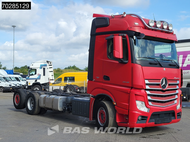 Mercedes-Benz Actros 2548 Actros 6X2 BigSpace Retarder PTO Liftachse Xenon ACC Navi Euro 6 - Caminhão chassi: foto 3 Mercedes-Benz Actros 2548 Actros 6X2 BigSpace Retarder PTO Liftachse Xenon ACC Navi Euro 6 - Caminhão chassi: foto 3