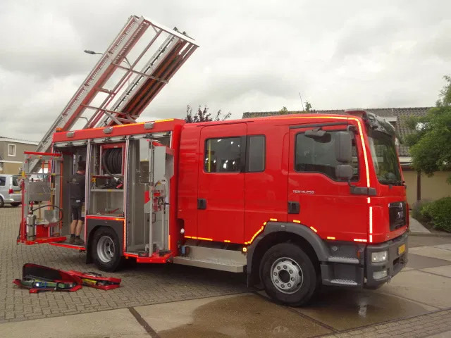 MAN TGM 15.250 FIRE TRUCK,2000 LITER TANK, FOAM TANK, AIRCO,WITH EQUIPMENT - Carro de bombeiro: foto 5 MAN TGM 15.250 FIRE TRUCK,2000 LITER TANK, FOAM TANK, AIRCO,WITH EQUIPMENT - Carro de bombeiro: foto 5