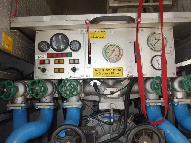 Mercedes-Benz Actros 1831 4X4 ZIEGLER BOMBEROS POMP,2500 L TANK - Carro de bombeiro: foto 4 Mercedes-Benz Actros 1831 4X4 ZIEGLER BOMBEROS POMP,2500 L TANK - Carro de bombeiro: foto 4