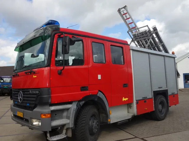 Mercedes-Benz Actros 1831 4X4 ZIEGLER BOMBEROS POMP,2500 L TANK - Carro de bombeiro: foto 3 Mercedes-Benz Actros 1831 4X4 ZIEGLER BOMBEROS POMP,2500 L TANK - Carro de bombeiro: foto 3
