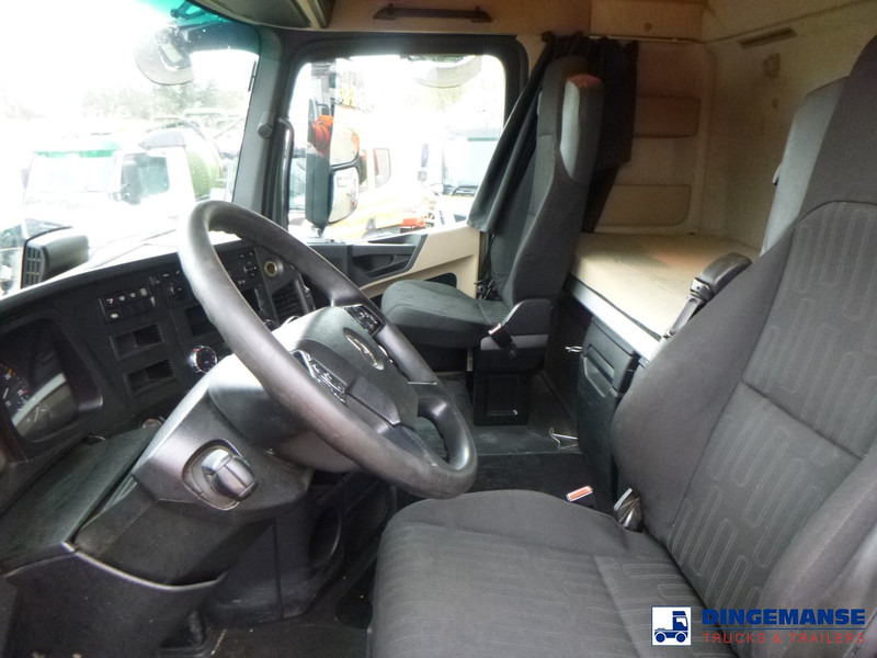 Fotografia de interior 1: Tractor Mercedes-Benz Arocs 1946 4x4 Hydrodrive + Hydraulics